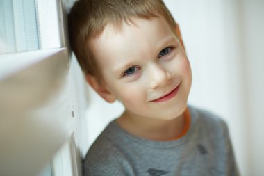 gülümseyen güzel çocuk