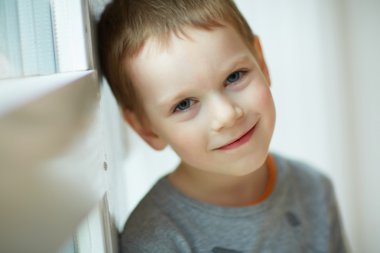 gülümseyen güzel çocuk