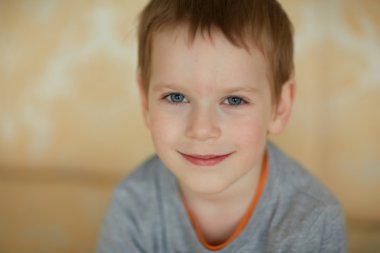 gülümseyen güzel çocuk