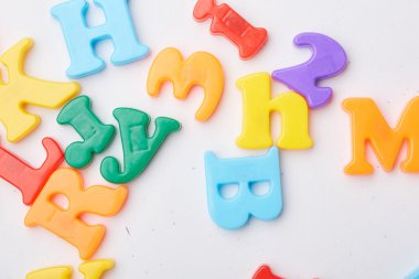 Renkli manyetik harfler