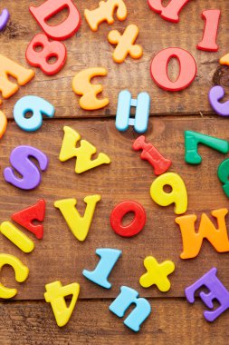 Renkli manyetik harfler 