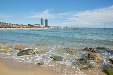Barcelona'da kayalar ile plaj