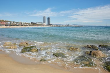 Barcelona'da kayalar ile plaj
