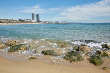 Barcelona'da kayalar ile plaj