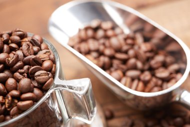 Taze kahve çekirdekleri Kupası ve Kepçe  