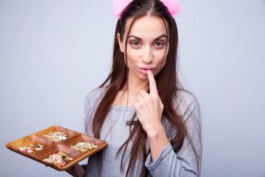 Çok fazla hap eğlenceli kız içecekler