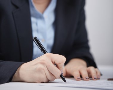 Genç işkadını Not Defteri'nde yazma