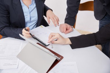 Tablet pc ile çalışan üç iş adamları