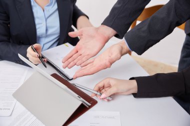 Tablet pc ile çalışan üç iş adamları