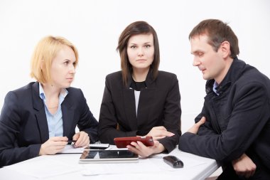 Tablet pc ile çalışan üç iş adamları