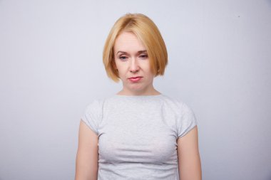 Sarışın suçlu bakmak