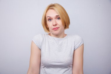 Sarışın suçlu bakmak