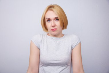 Sarışın suçlu bakmak