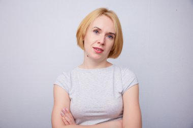 Genç güzel sarışın kırgın