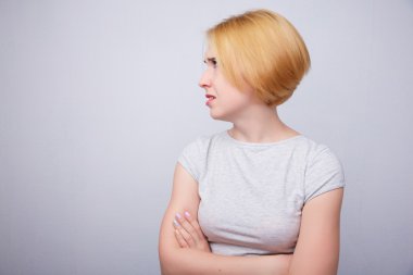 Genç güzel sarışın kırgın