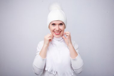 Beyaz şapka neşeli sarışın