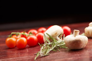 Kiraz domates ve mantar