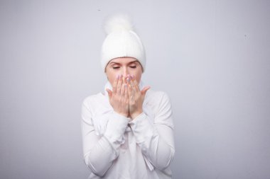 Dondurulmuş beyaz şapkalı sarışın