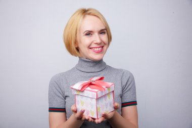 hediye ile güzel bir genç kadın