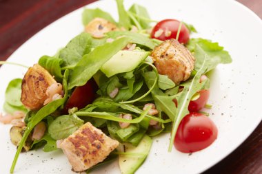 Balık, roka, domates salatası