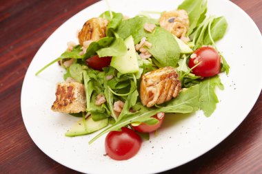 Balık, roka, domates salatası