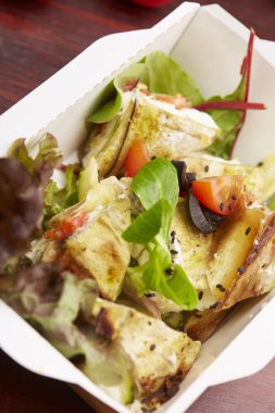 Balık, cherry domates, mantar ile yemek 