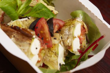 Balık, cherry domates, mantar ile yemek 