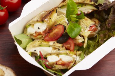 Balık, cherry domates, mantar ile yemek 