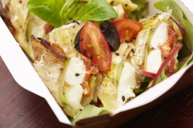 Balık, cherry domates, mantar ile yemek 