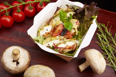 Balık, cherry domates, mantar ile yemek 