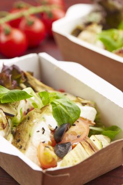 Balık, cherry domates, mantar ile yemek 