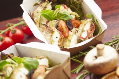 Balık, cherry domates, mantar ile yemek 