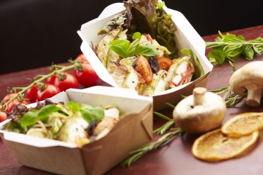 Balık, cherry domates, mantar ile yemek 