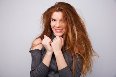 stüdyoda gülümseyen kadın