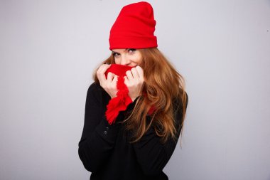 Kızıl saçlı kız kırmızı şapka ve atkı 