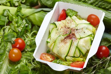 Vejetaryen yemek sebze karton kutu içinde