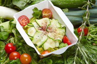 Vejetaryen yemek sebze karton kutu içinde