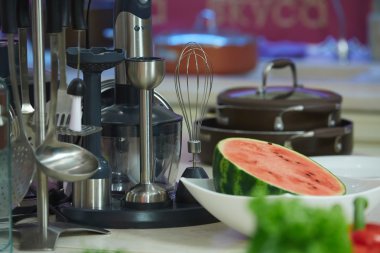 mutfak aletleri ve karpuz