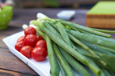 Kiraz domates ve yeşil soğan