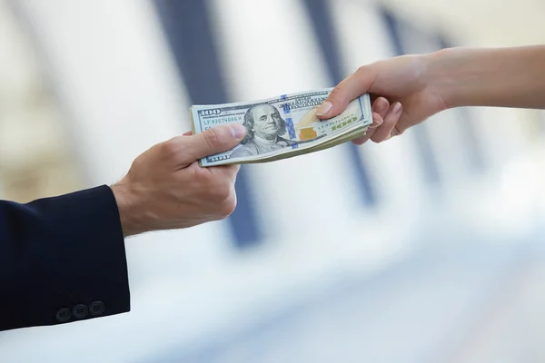 Podnikatelka a podnikatel drží peníze — Stock fotografie