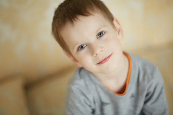 Mooie jongen lachend — Stockfoto