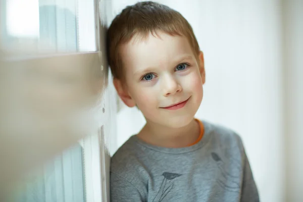 Netter Junge lächelt — Stockfoto