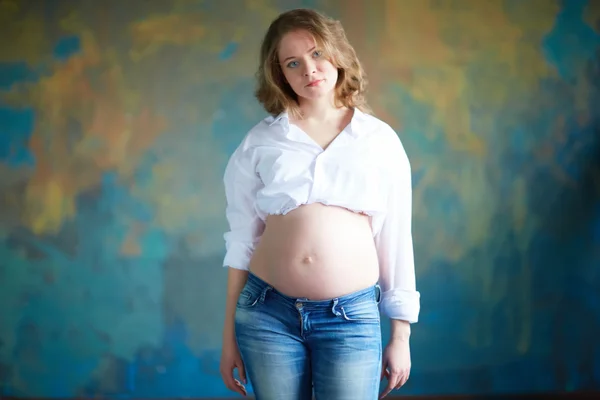 Mulher grávida em jeans — Fotografia de Stock