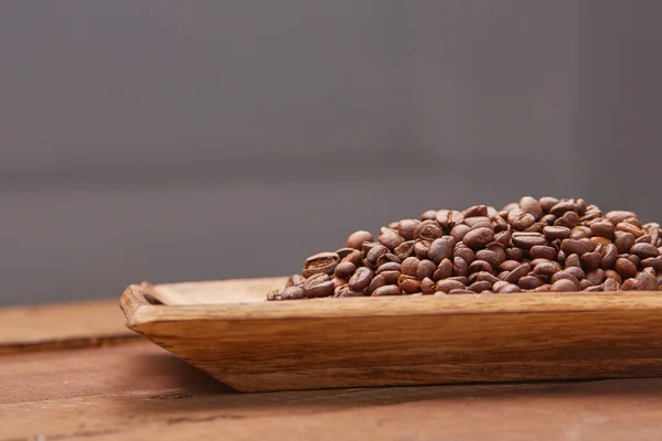 Кофейные зерна на блюдечке — стоковое фото