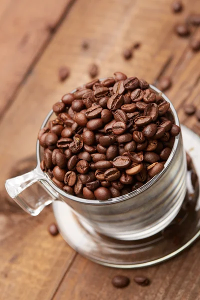 Свежая жареная кофейная зёрна в чашке — стоковое фото