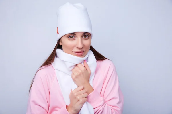 Ragazza in cappello bianco e sciarpa — Foto Stock