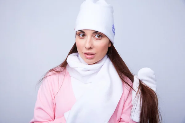 소녀 흰색 모자와 스카프 — 스톡 사진