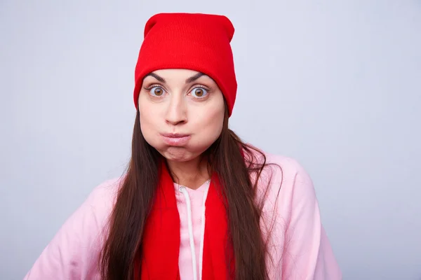 아름 다운 소녀 빨간 모자와 스카프 — 스톡 사진