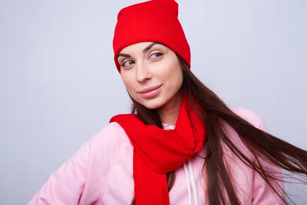 Mooi meisje in een rode muts en sjaal — Stockfoto