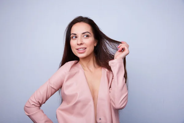 Schöne brünette mit langen haaren — Stockfoto